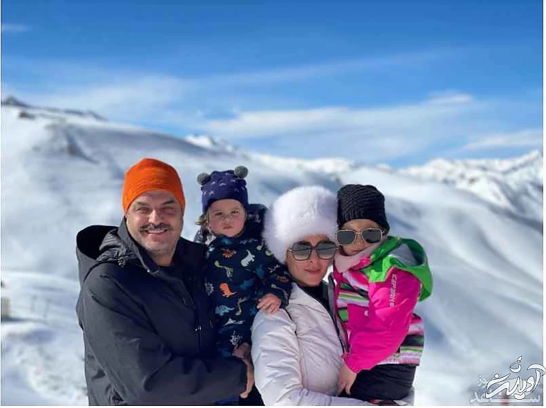 سام درخشانی با همسر و دو فرزندش در میان برف ها